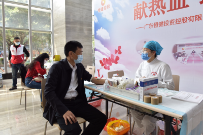 恒健控股公司党委书记、董事长温文星带头献血　.JPG