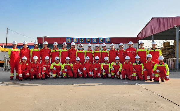 海洋油气开发技术人员在培训学校接受实训.jpg