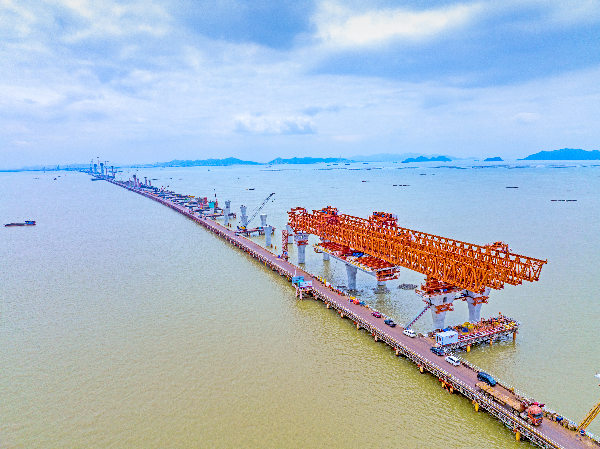 2黄茅海跨海通道项目海上引桥施工现场.jpg
