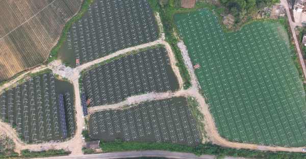 图5：基建项目正铺设光伏板.jpg
