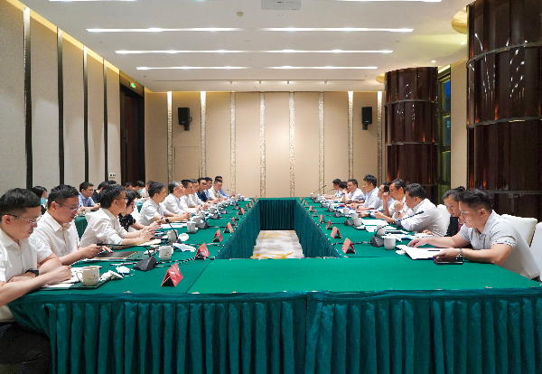 恒健控股公司与珠海市政府会谈，商谈加快推进航空产业基金落地事宜.jpg