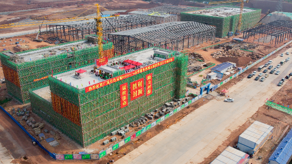晟源公司8000吨高性能钕铁硼永磁材料项目主体结构封顶鸟瞰图.png
