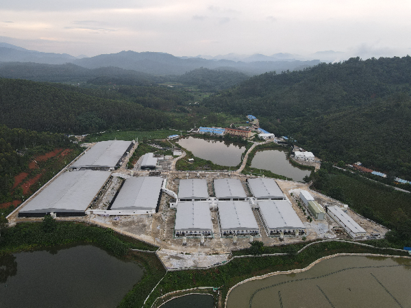 5.中芯种业公司猪场航拍全景.jpg