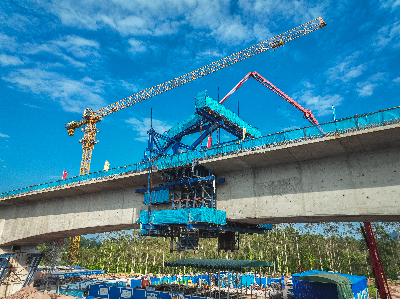 等待浇筑的跨宋龙河特大桥跨规划肇明高速连续梁.jpg