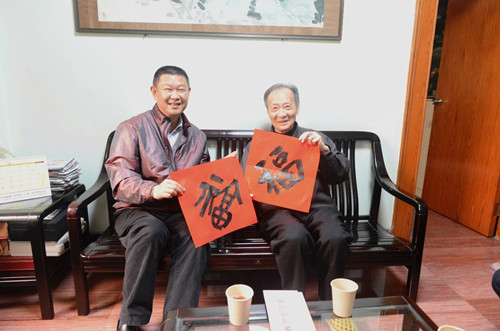 李灼贤一行在余福敏家中慰问.jpg