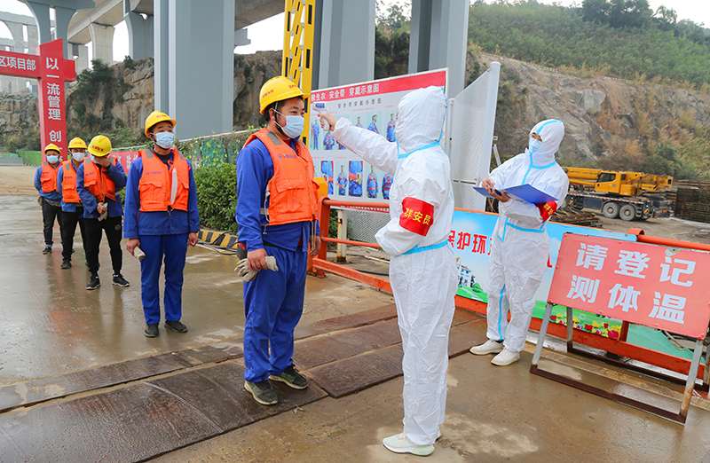 四、工地健康管理员为上岗工人测试体温.jpg